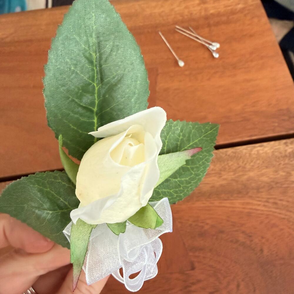 Lot of 40 groomsman wedding boutonniere prom dance silk flower white rose true - Picture 3 of 3